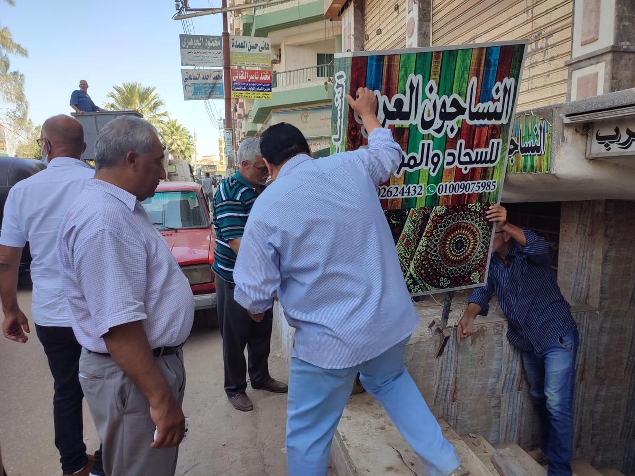 إزالة الإعلانات العشوائية وغير المرخصة بالدقهلية