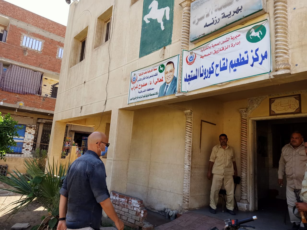 جولة مفاجئة لوكيل وزارة الصحة بمركز لقاح كورونا بالشرقية 01