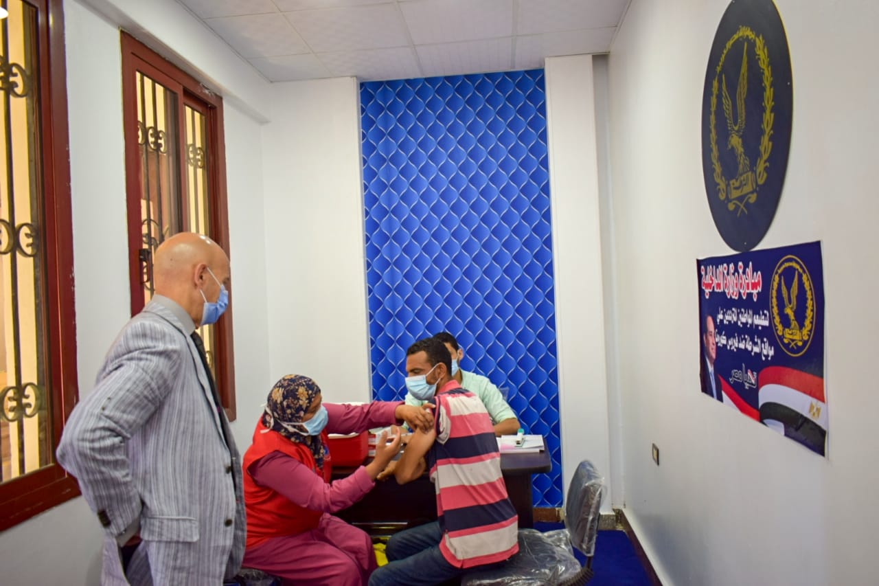 تطعلم المواطنين بلقاح كورونا في إدارة المرور بالشرقية 04