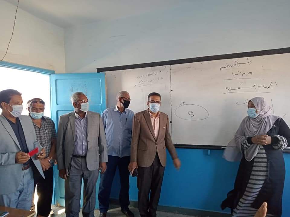 جولة تفقدية لوكيل تعليم البحر الأحمر