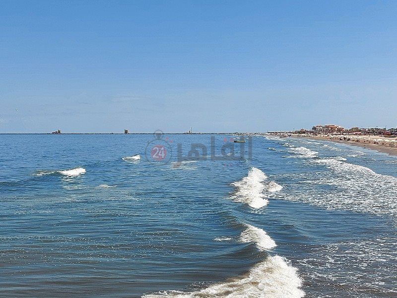 غياب المصطافين عن بحر بورسعيد 