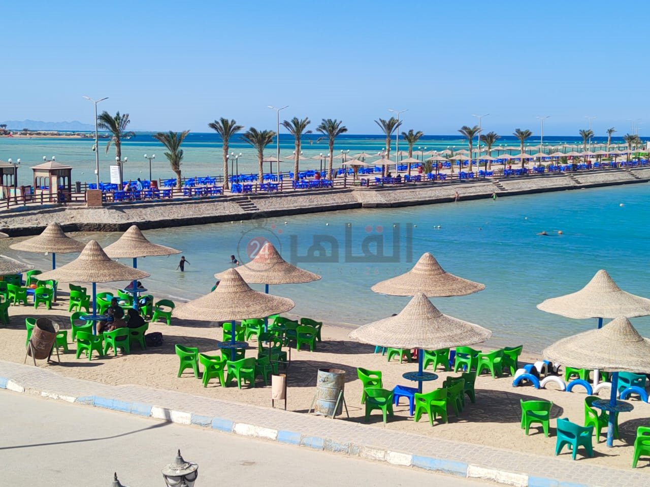  شواطئ الغردقة تفقد روادها مع بداية انخفاض الحرارة