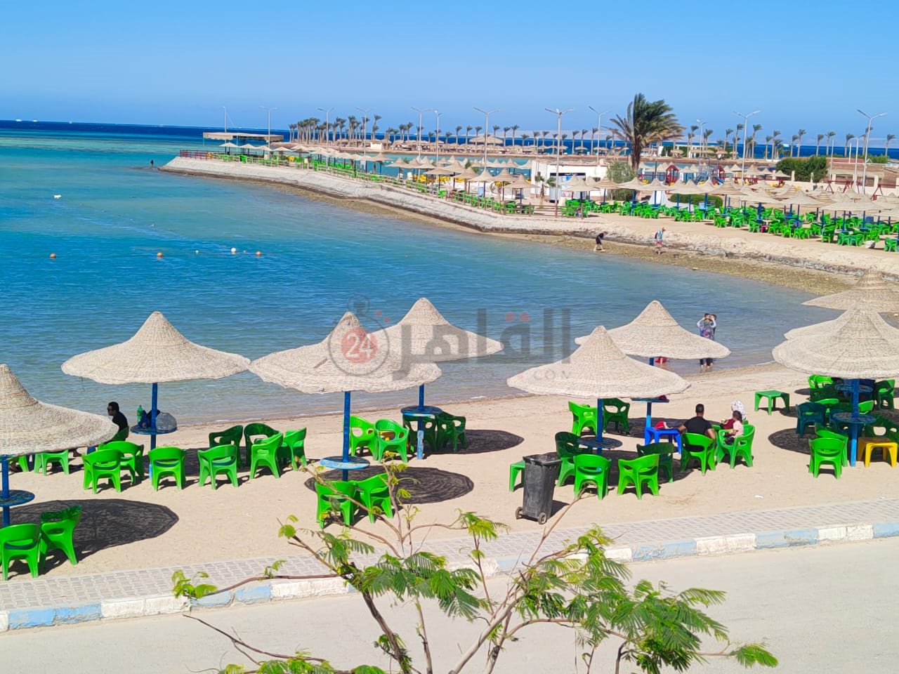  شواطئ الغردقة تفقد روادها مع بداية انخفاض الحرارة