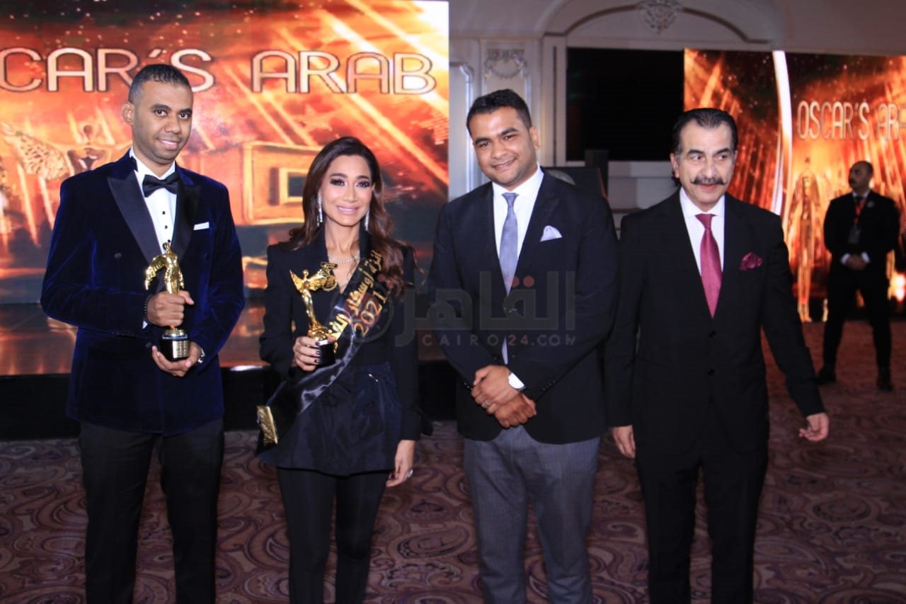 محمود المملوك يتسلم تكريم القاهرة 24 كـ افضل موقع صحفي بمهرجان اوسكار العرب (11)