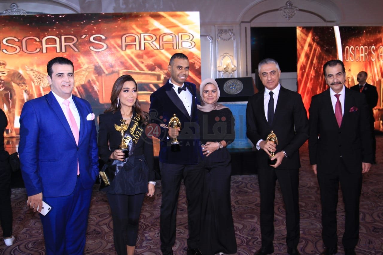 محمود المملوك يتسلم تكريم القاهرة 24 كـ افضل موقع صحفي بمهرجان اوسكار العرب (2)