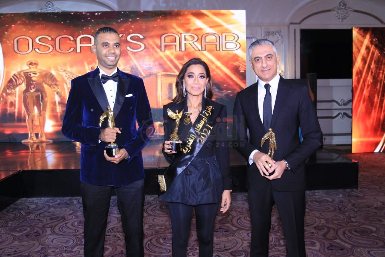 محمود المملوك يتسلم تكريم القاهرة 24 كـ افضل موقع صحفي بمهرجان اوسكار العرب (3)