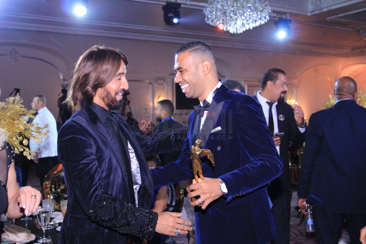 محمود المملوك يتسلم تكريم القاهرة 24 كـ افضل موقع صحفي بمهرجان اوسكار العرب (7)