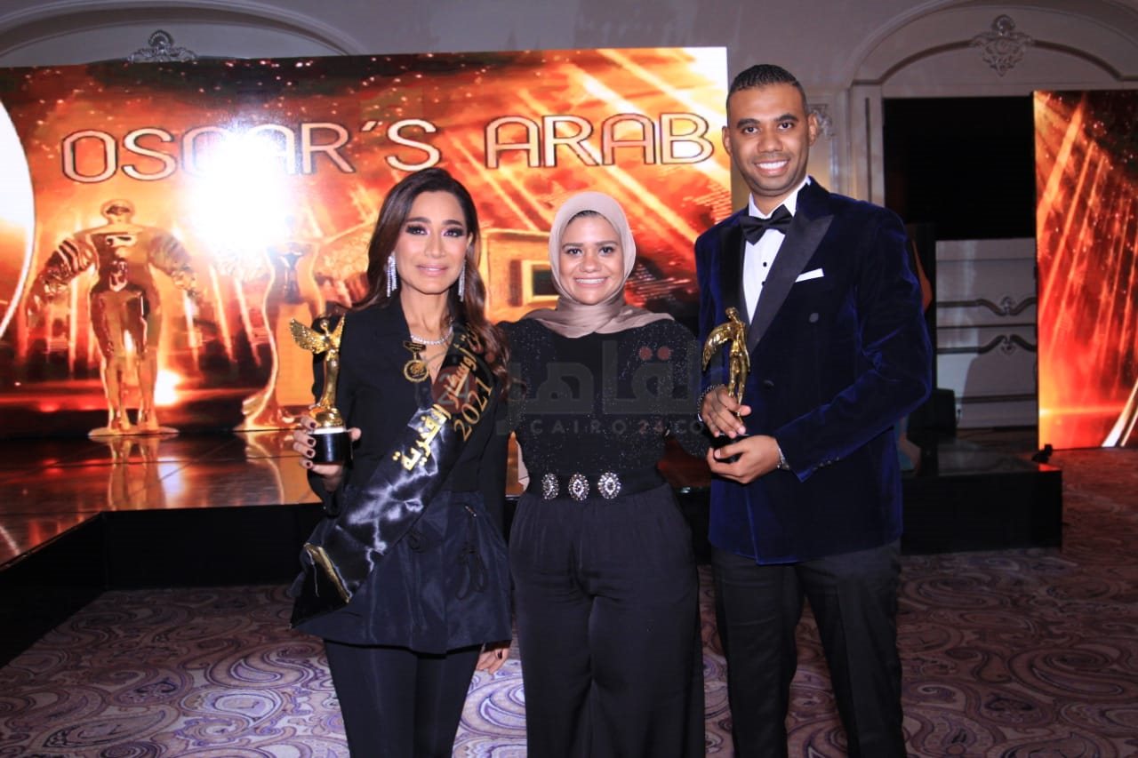محمود المملوك يتسلم تكريم القاهرة 24 كـ افضل موقع صحفي بمهرجان اوسكار العرب (12)