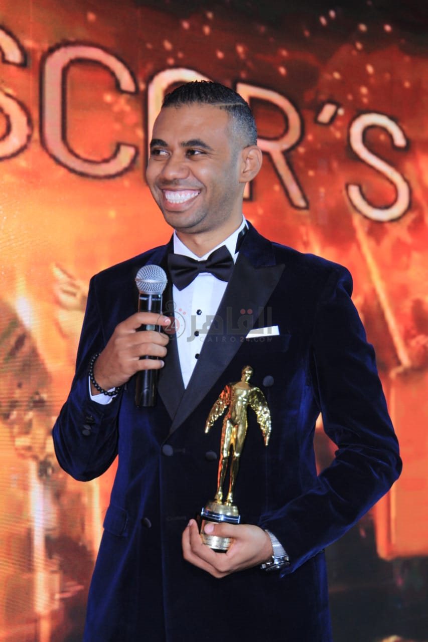 محمود المملوك يتسلم تكريم القاهرة 24 كـ افضل موقع صحفي بمهرجان اوسكار العرب (8)