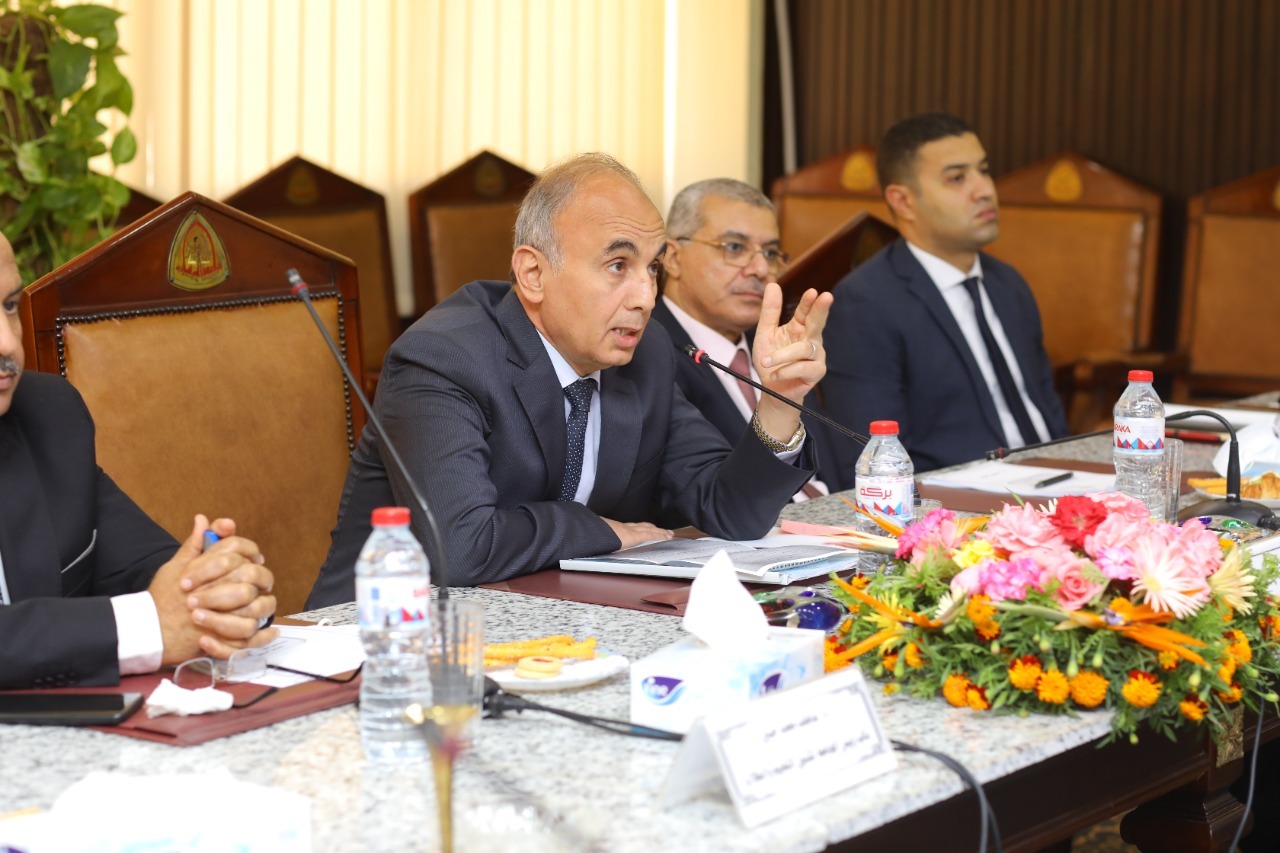 الدكتور عثمان شعلان رئيس جامعة الزقازيق خلال ترأسه الاجتماع الدوري لمجلس الجامعة