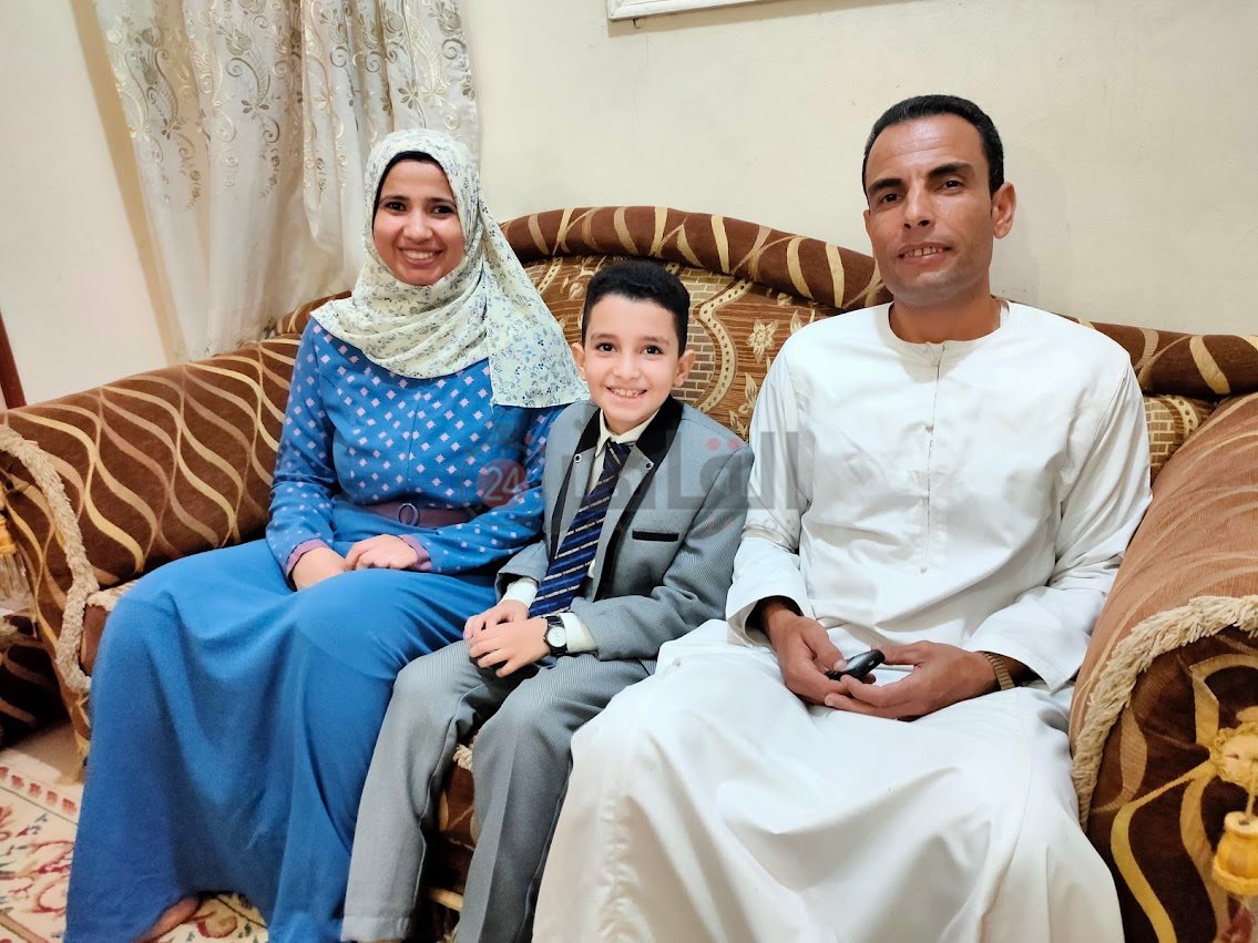 الطفل المعجزة يتوسط والديه