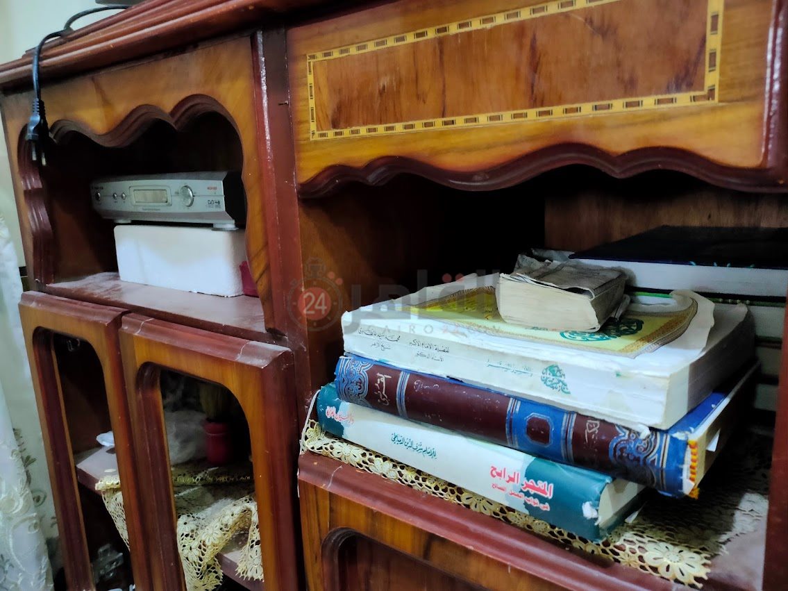 مجموعة كتب بسيطة هي الوحيدة بمنزل أسرة الطفل المعجزة