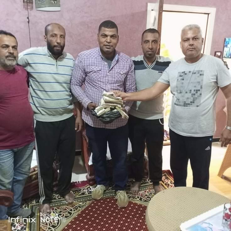 السيد وقت تسليم الأموال لـ صاحبها