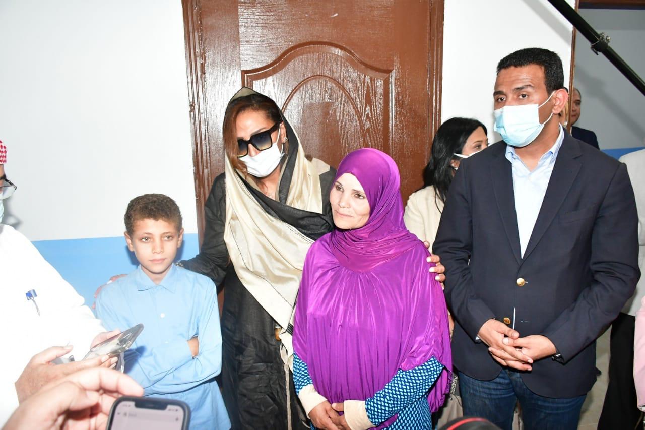 تسليم عدد من المنازل في الفيوم