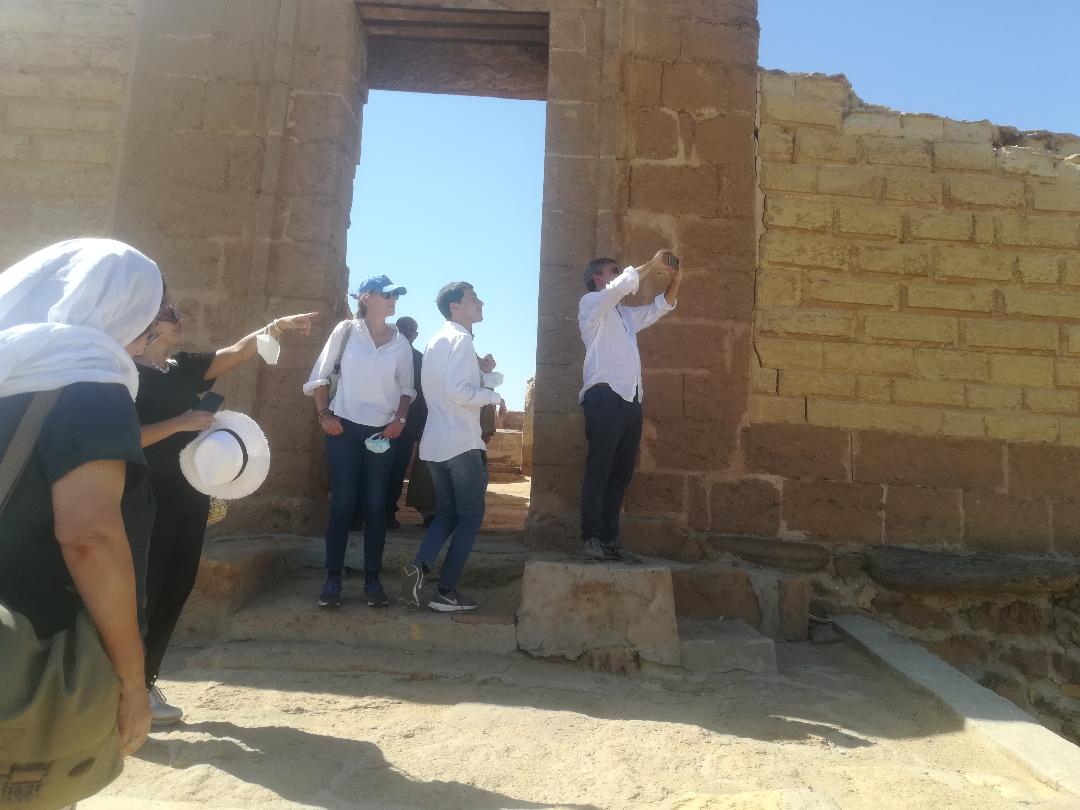 السفير الإيطالي وزوجته في زيارة للمناطق الأثرية في الفيوم