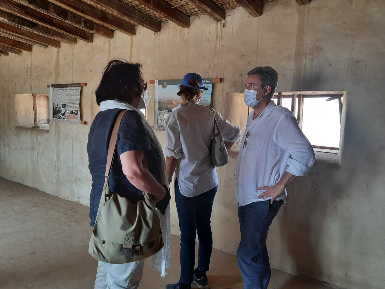 السفير الإيطالي وزوجته في زيارة للمناطق الأثرية في الفيوم