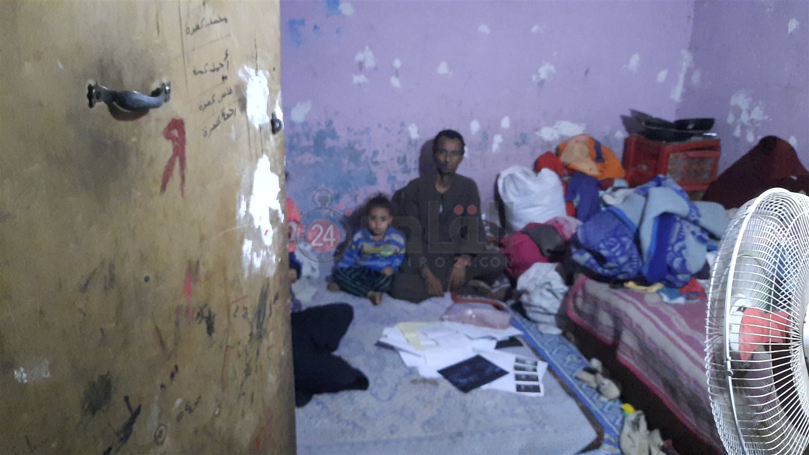 العم محمد وزوجته والطفلتين 