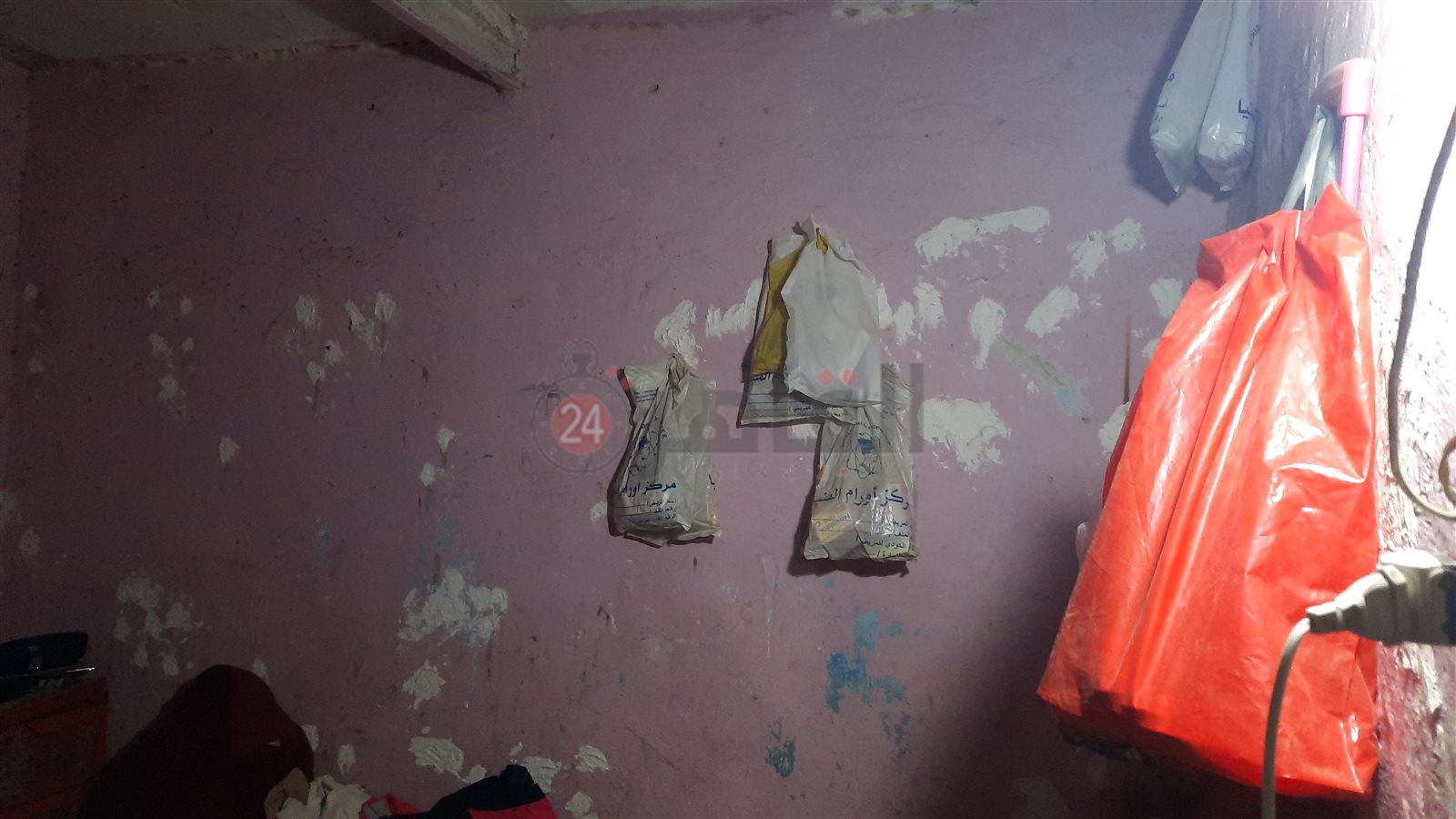 العم محمد وزوجته والطفلتين 