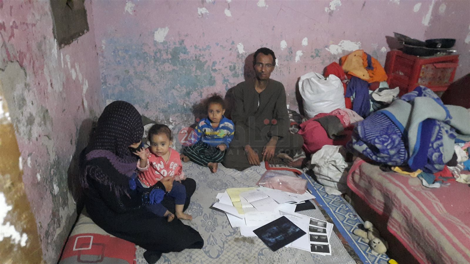 العم محمد وزوجته والطفلتين 