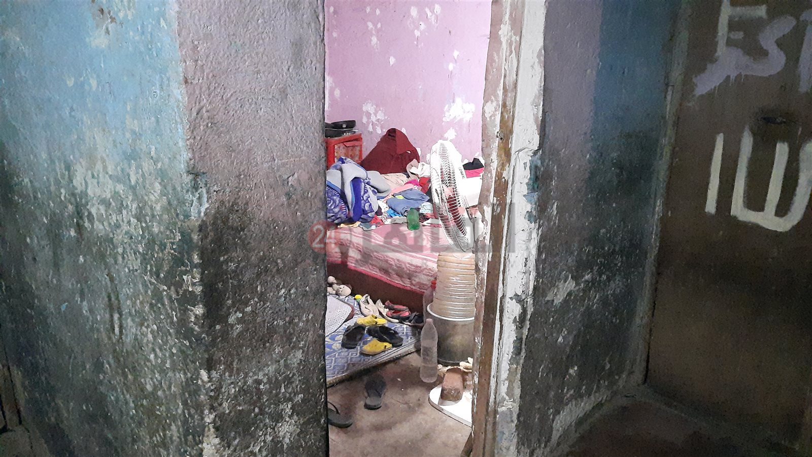 العم محمد وزوجته والطفلتين 