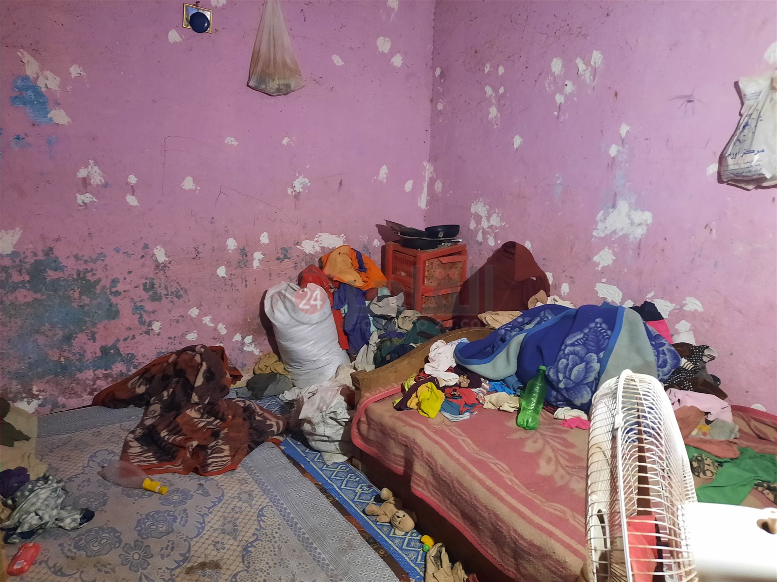 العم محمد وزوجته والطفلتين 