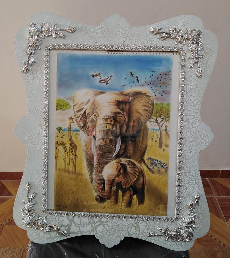 لوحة فيل وضعتها الفتاة في حاقظة خاصة