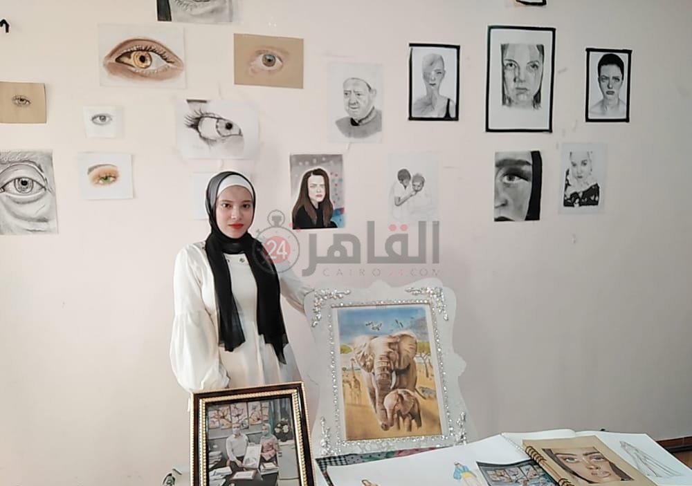 منة بجوار لوحاتها