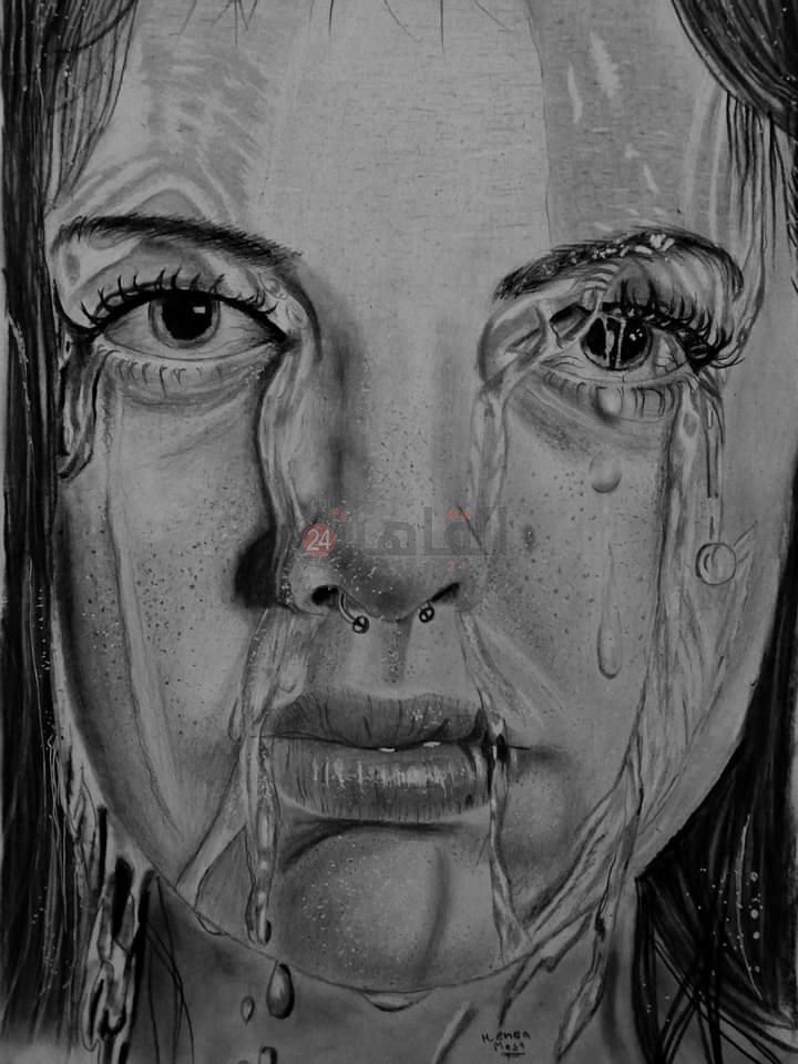 وجه فتاة مغطى بالمياه