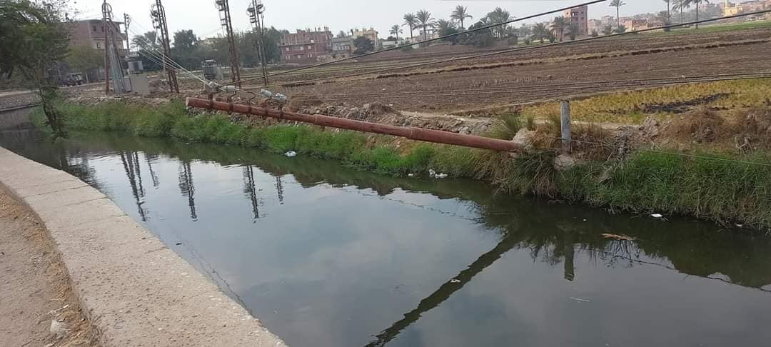 عمود كهرباء يوشك على السقوط في مياه ترعة بالشرقية