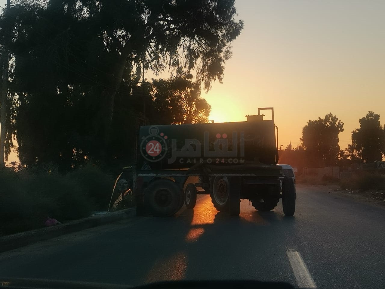 جرار صرف يلقي مخلفاته بترعة في الإسماعيلية