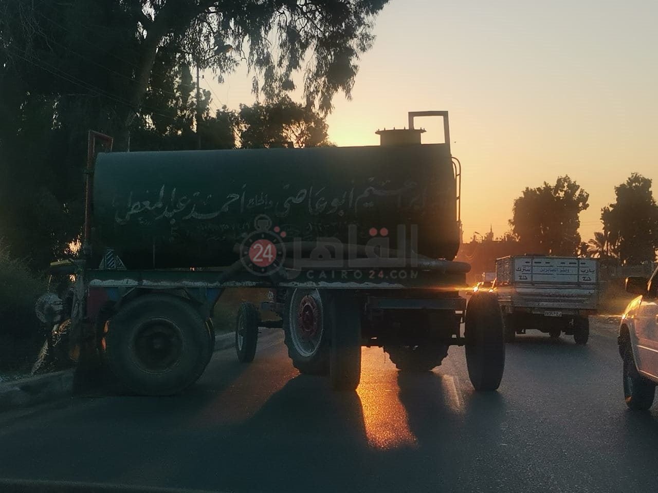 جرار صرف يلقي مخلفاته بترعة في الإسماعيلية