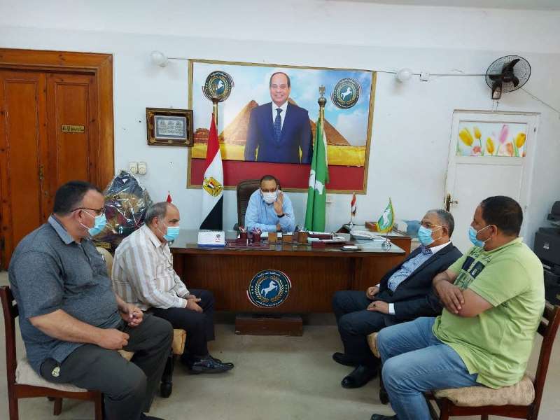 محافظ الشرقية خلال لقاء رئيسا مدينتي فاقوس ومشتول السوق