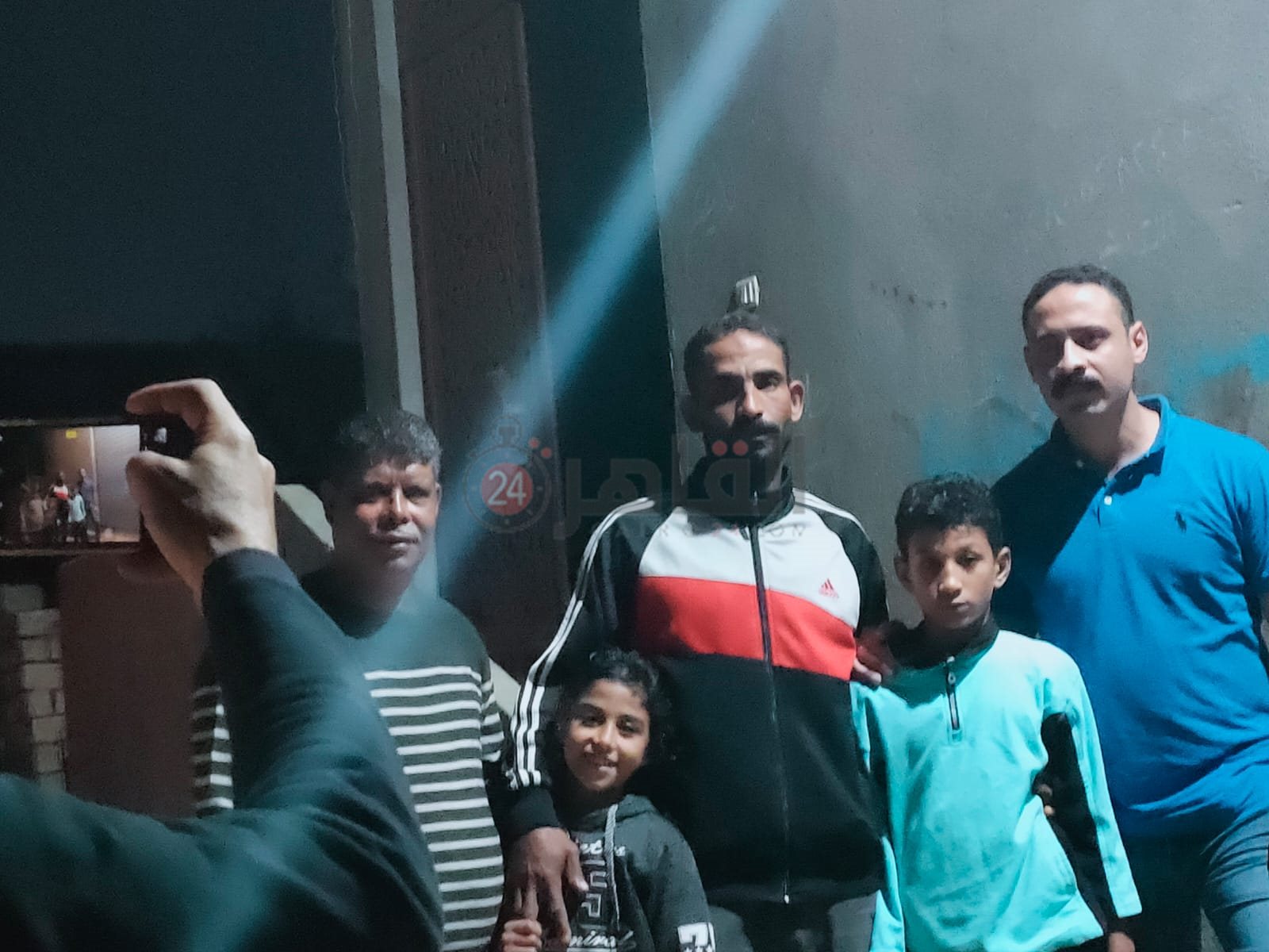 الطفلين رفقة والدهما والشخص الذي عثر عليهما 01