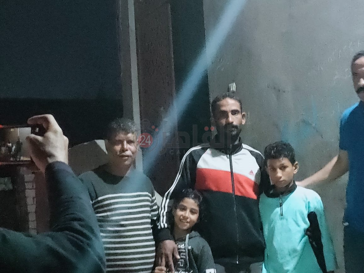 الطفلين رفقة والدهما والشخص الذي عثر عليهما 02