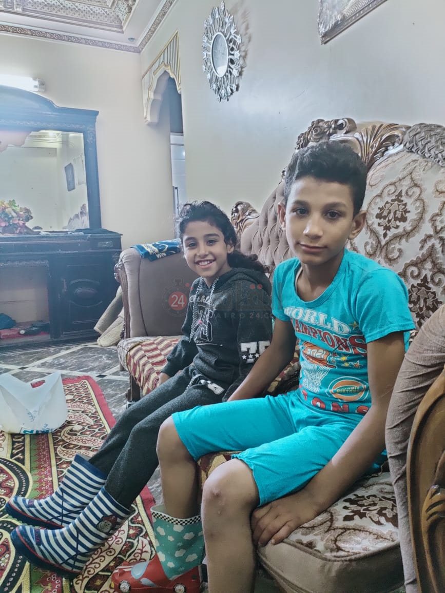 الطفلين محمد وشقيقته علا داخل منزل الإسكندرية 03