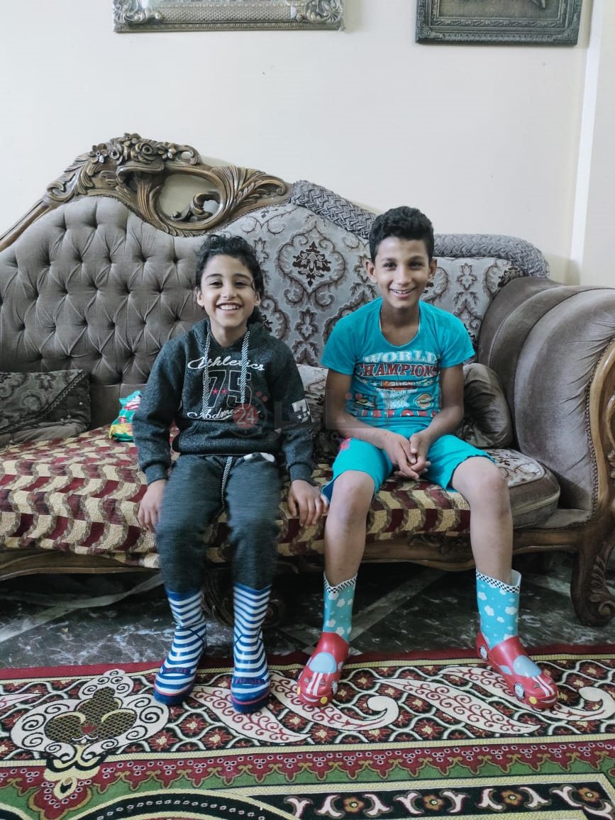 الطفلين محمد وشقيقته علا داخل منزل الإسكندرية 04