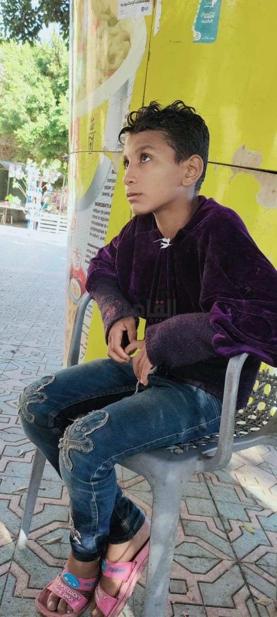 الطفل محمد بملابس بالية