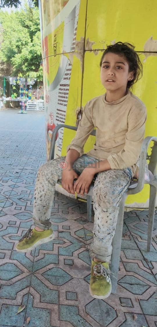 الطفلة علا بملابس بالية