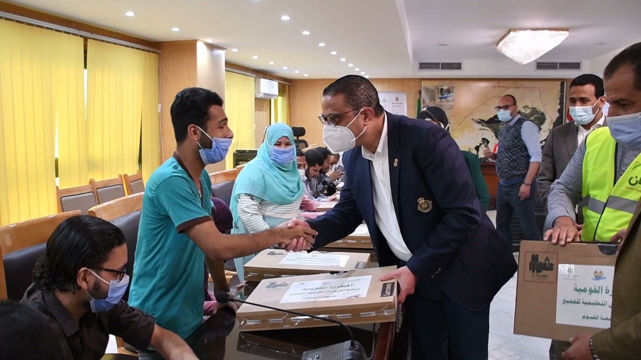 تسليم أجهزة لاب توب لطلاب جامعة الفيوم من ذوي الإعاقة البصرية