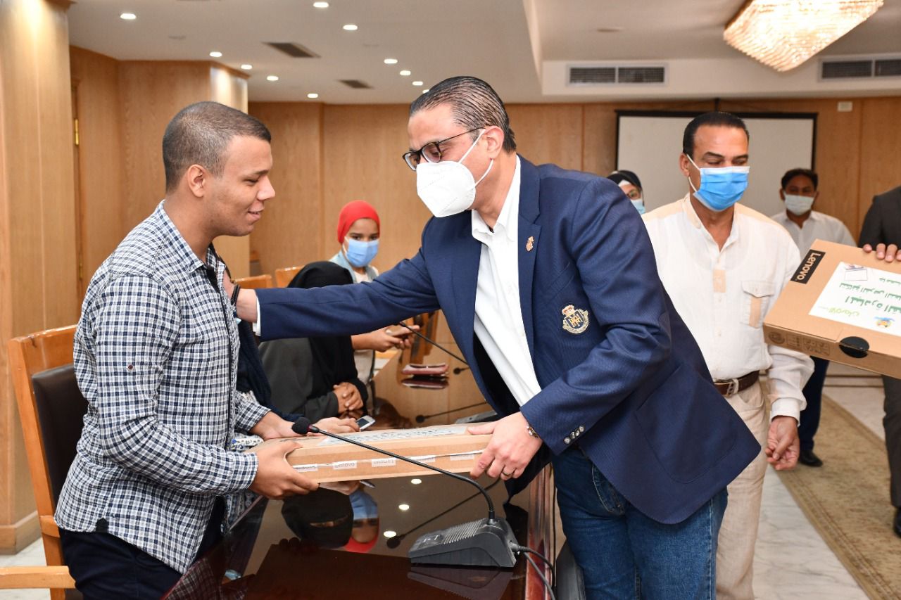 تسليم أجهزة لاب توب لطلاب جامعة الفيوم من ذوي الهمم