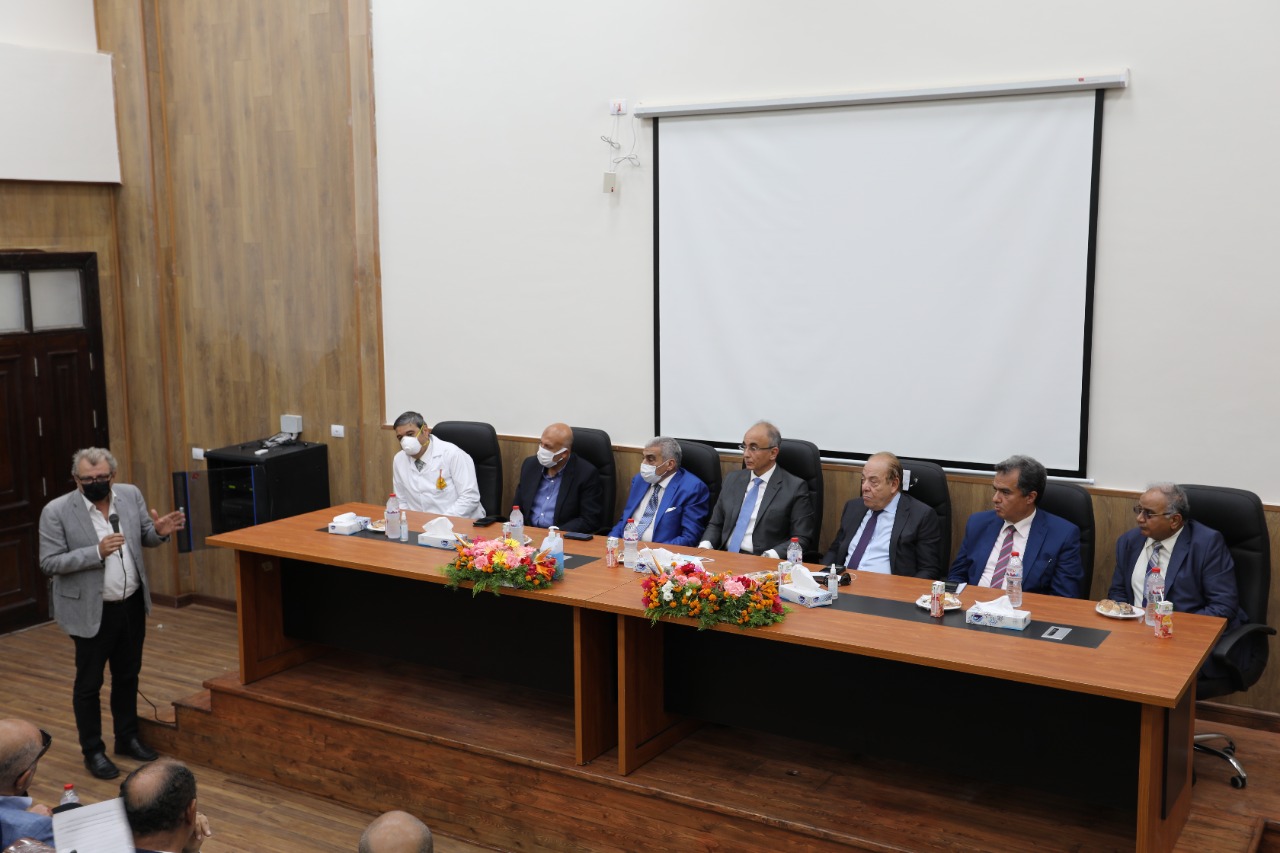 اللقاء داخل المبنى التعليمي