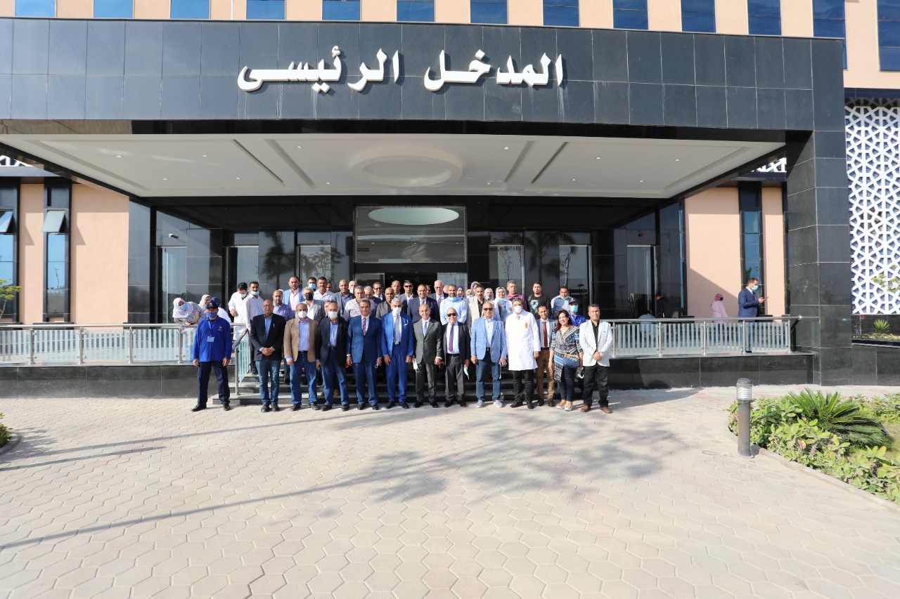 الوفد أمام المبنى التعليمي بالمستشفى الجديد 03