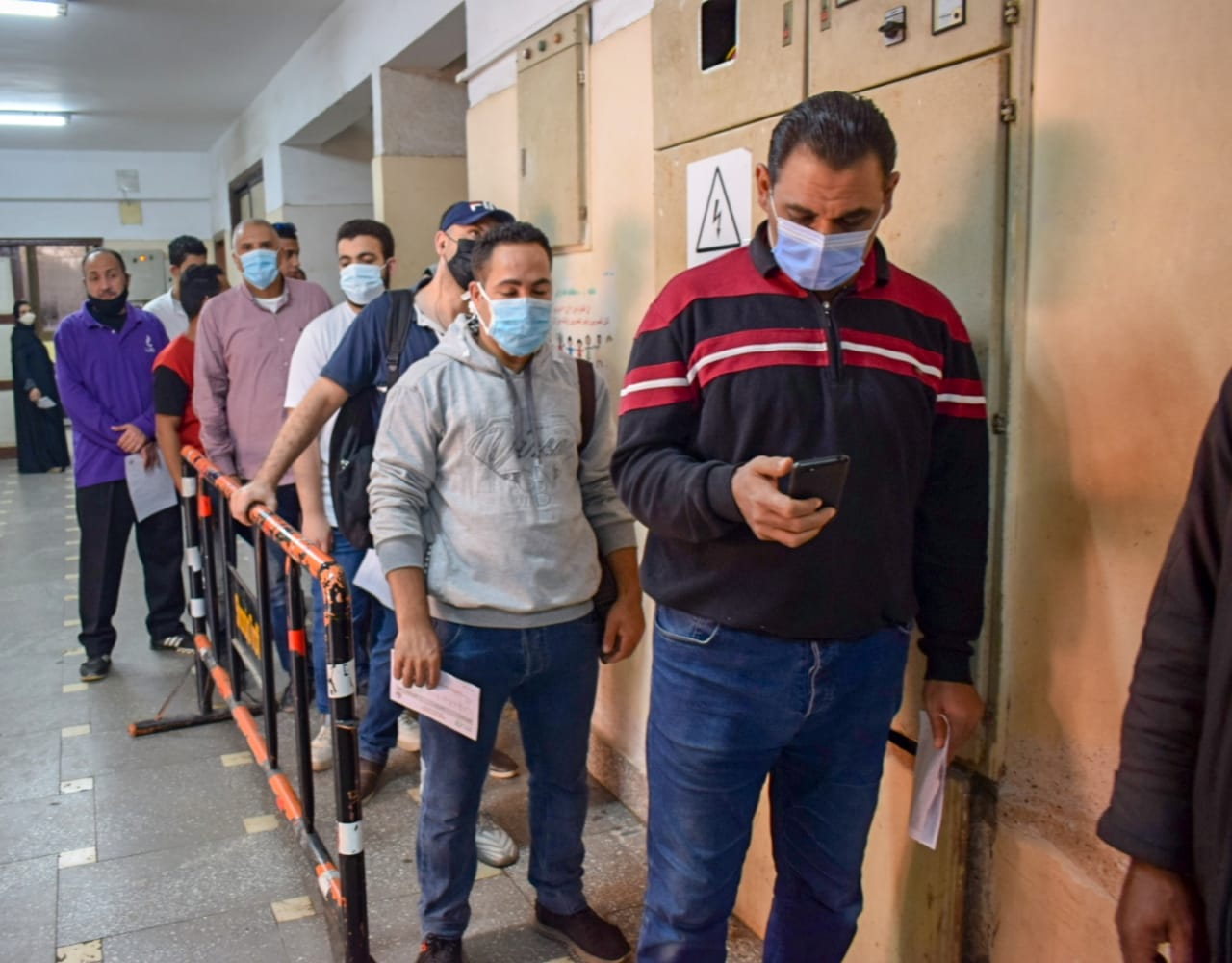 إقبال المواطنين على التطعيم بـ لقاح كورونا في الشرقية 01