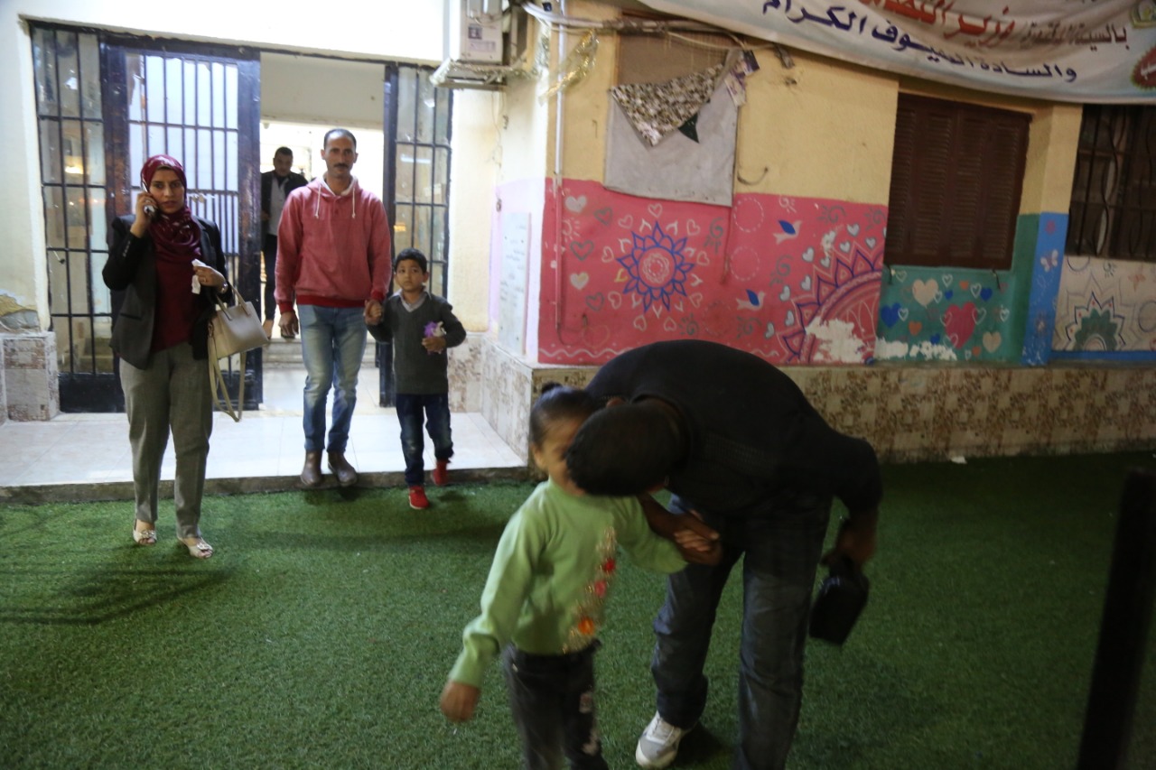 تسليم 4 أطفال لوالدهم بعد رحلة بحث استمرت 3 سنوات