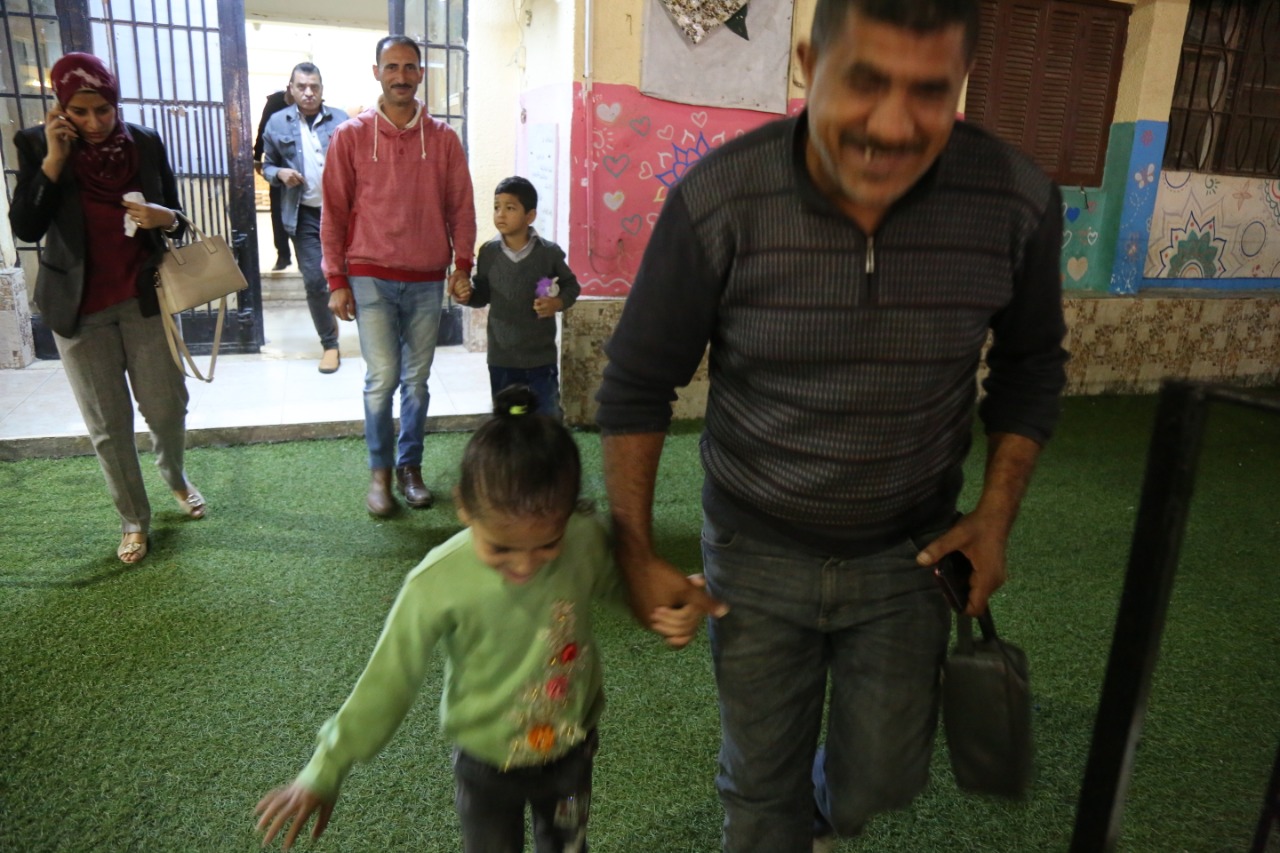 تسليم 4 أطفال لوالدهم بعد رحلة بحث استمرت 3 سنوات