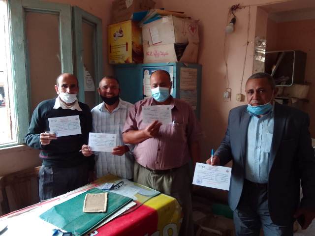 موظفو الشرقية وشهادات التطعيم 01