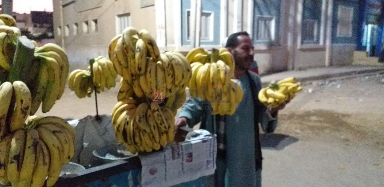 بائع متجول بسوهاج يوزع موز على المواطنين فرحا بفوز المنتخب 