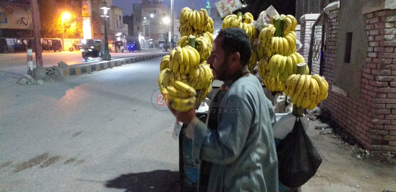 بائع متجول بسوهاج يوزع موز على المواطنين فرحا بفوز المنتخب 