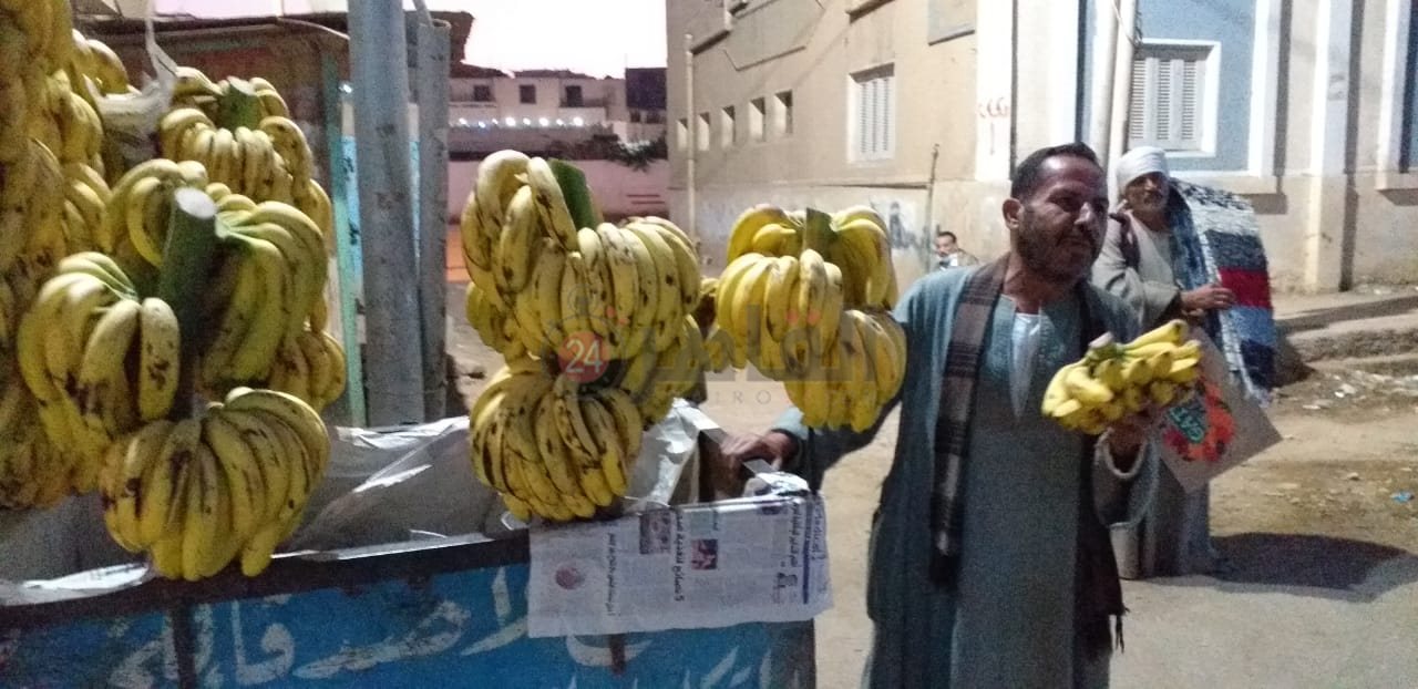 بائع متجول بسوهاج يوزع موز على المواطنين فرحا بفوز المنتخب 