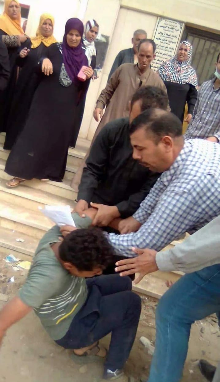 الأهالي يحاولون إنهاض الشاب